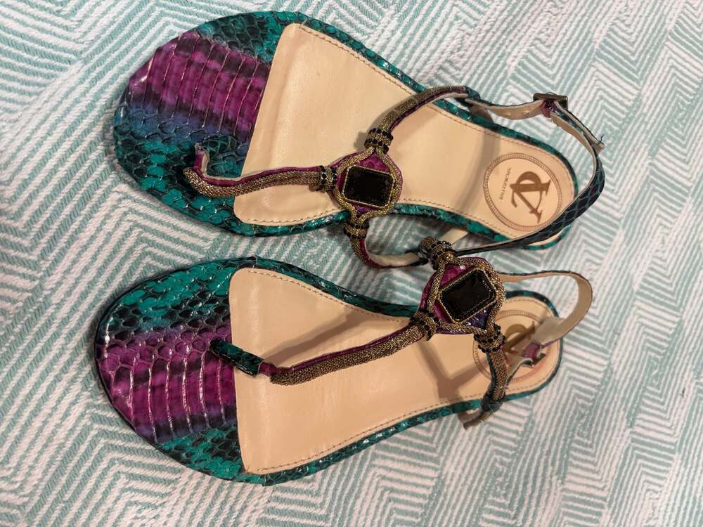 Adrienne Vittadini Signature Snakeskin Print Jewel T-Strap Sandals Size 6.5